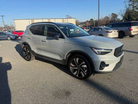 2024 Volvo XC40 B5 Ultimate Dark Theme