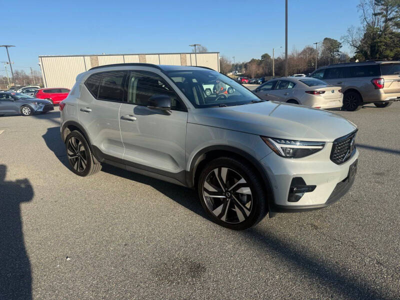 2024 Volvo XC40 B5 Ultimate Dark Theme
