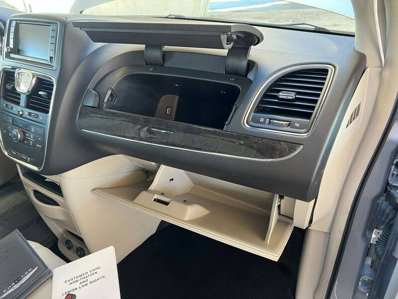 2016 Chrysler Town and Country Touring-L