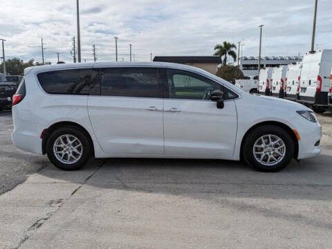 2025 Chrysler Voyager LX