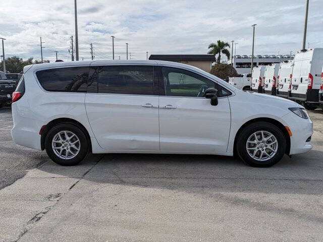 2025 Chrysler Voyager LX
