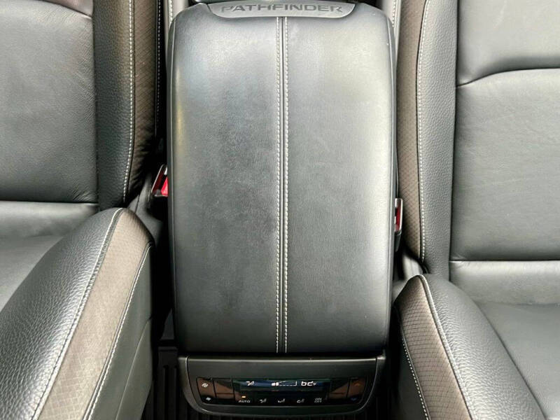 2022 Nissan Pathfinder SL