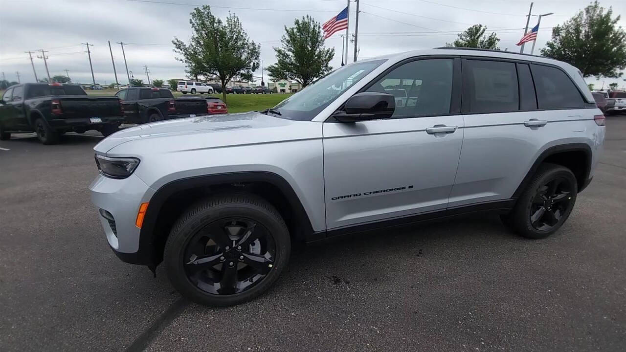 2024 Jeep Grand Cherokee for sale at Victoria Auto Sales in Victoria, MN