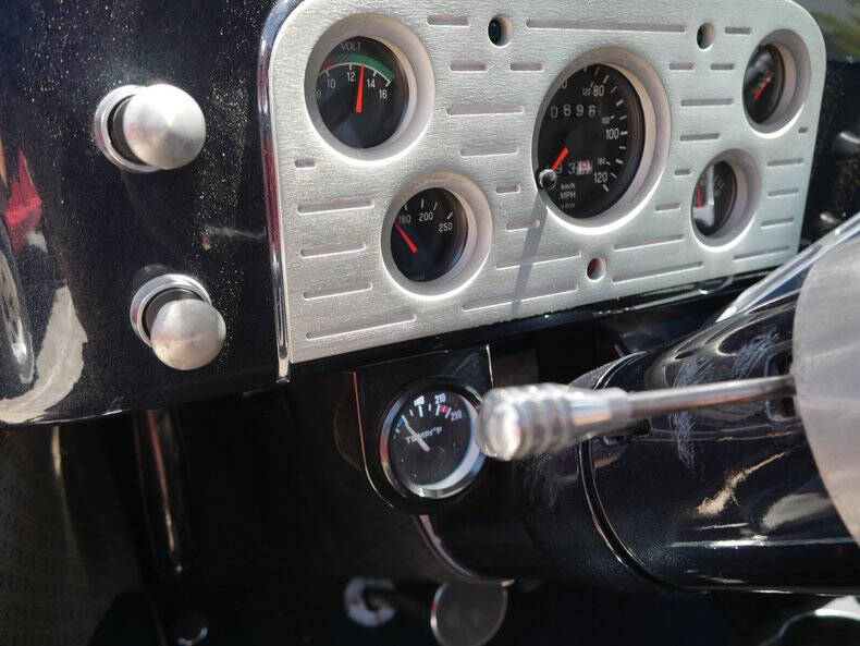 1937 Ford Deluxe