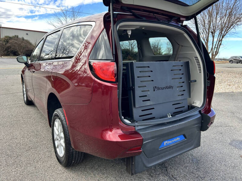 2022 Chrysler Voyager LX