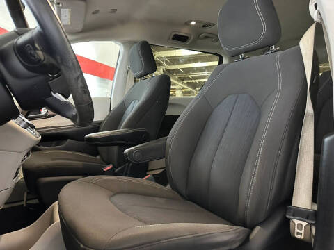 2020 Chrysler Voyager LX
