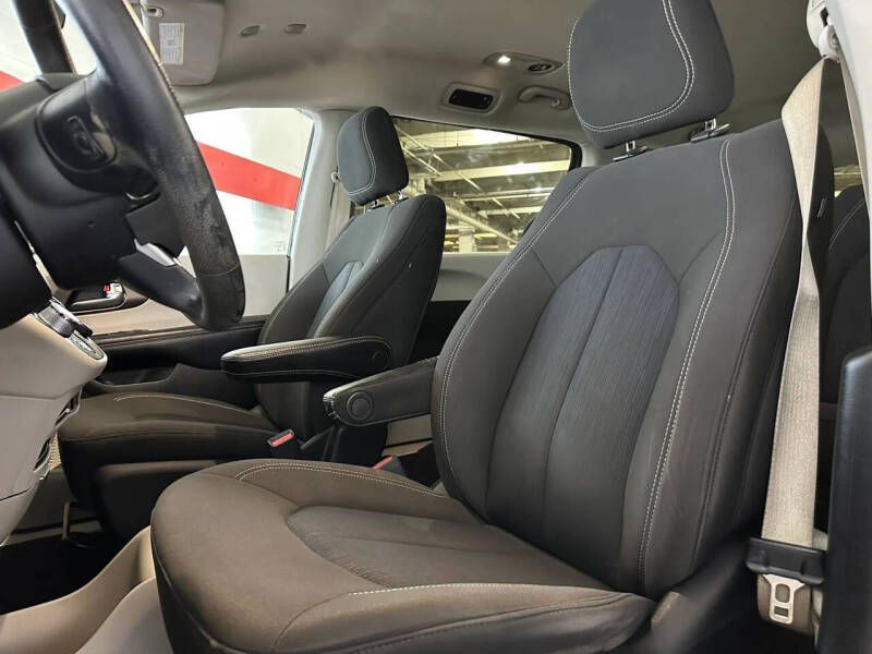 2020 Chrysler Voyager LX