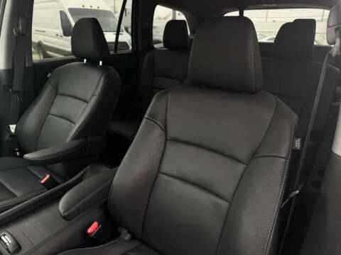 2022 Honda Pilot Touring w/Rear Captain's Chairs
