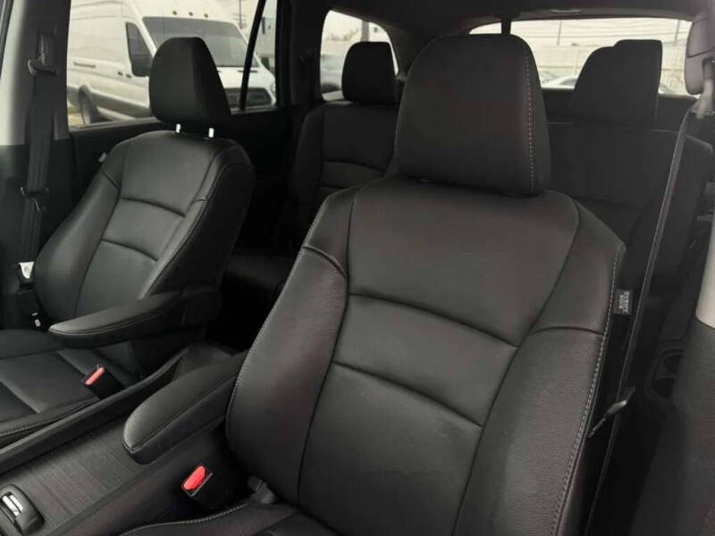2022 Honda Pilot Touring w/Rear Captain's Chairs