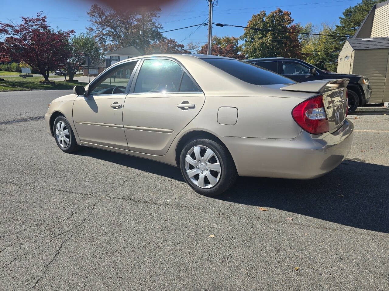 2004 Toyota Camry for sale at QUEENSGATE AUTO SALES in York, PA