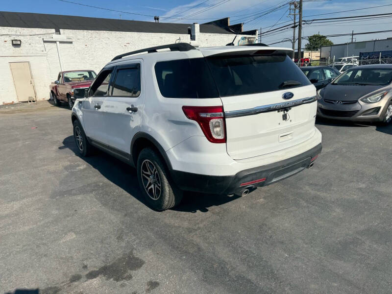 2013 Ford Explorer Base photo 14