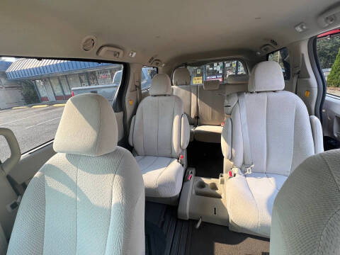 2013 Toyota Sienna LE 8-Passenger