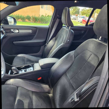 2022 Volvo XC40 T5 R-Design