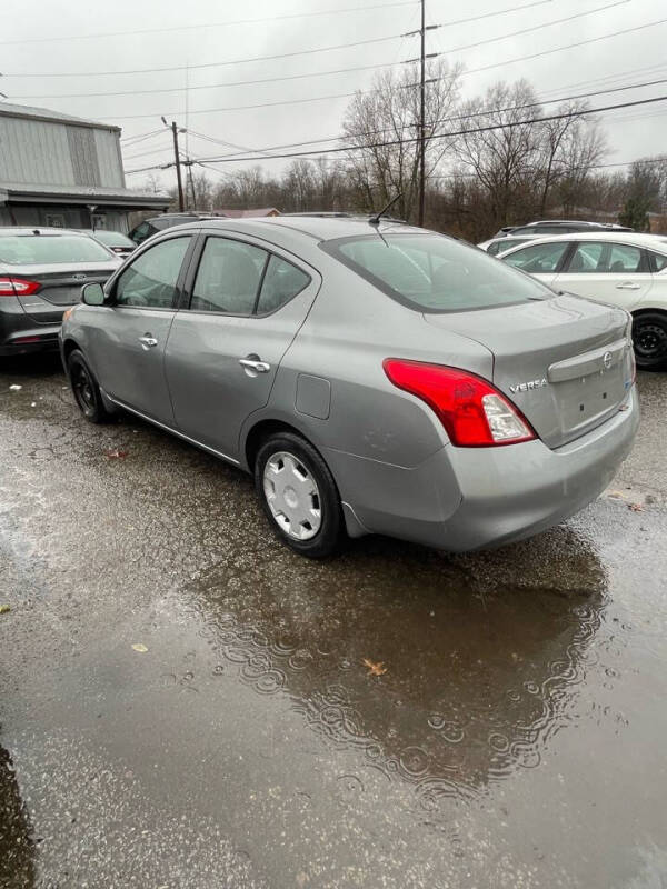 2012 Nissan Versa SV photo 5