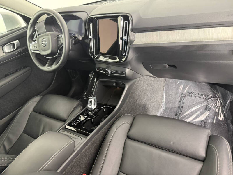 2025 Volvo XC40 B5 Plus Bright Theme