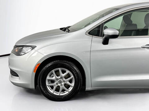 2023 Chrysler Voyager LX