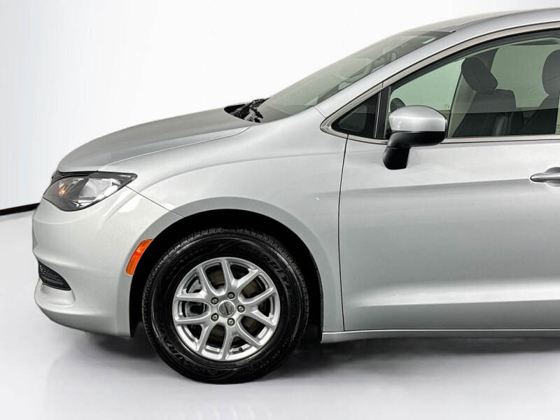 2023 Chrysler Voyager LX