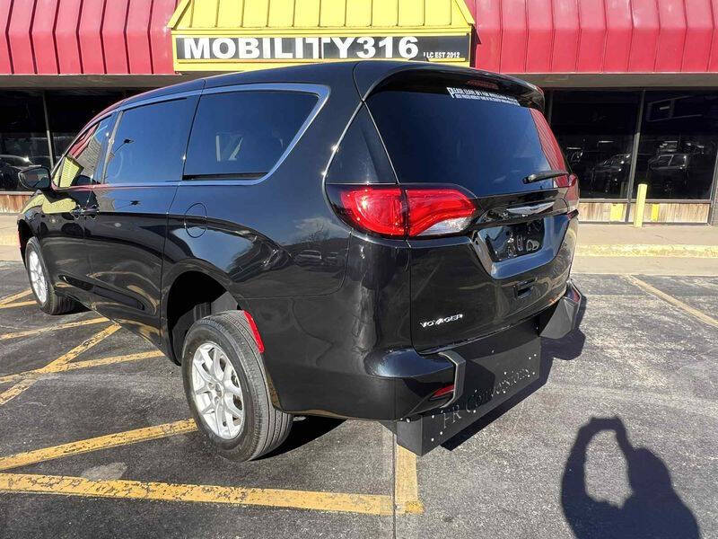 2023 Chrysler Voyager LX