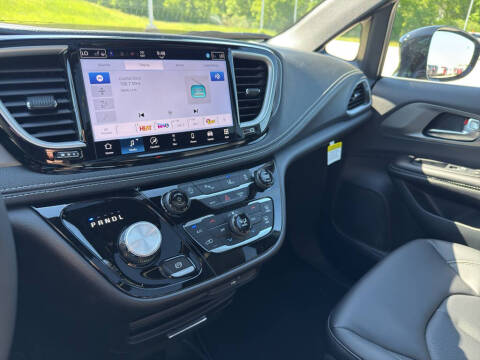 2027 Chrysler Pacifica Select
