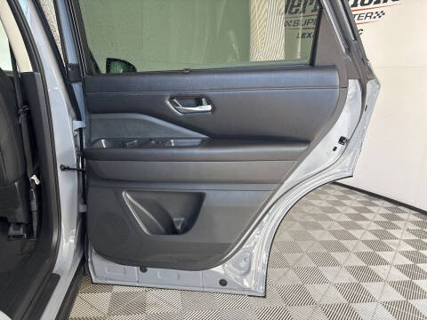 2024 Nissan Pathfinder SL