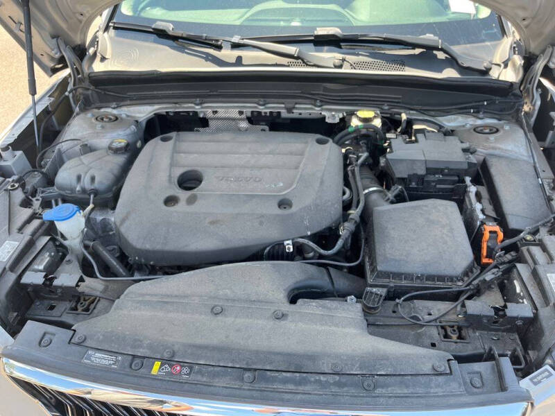 2023 Volvo XC40 B5 Plus Bright Theme