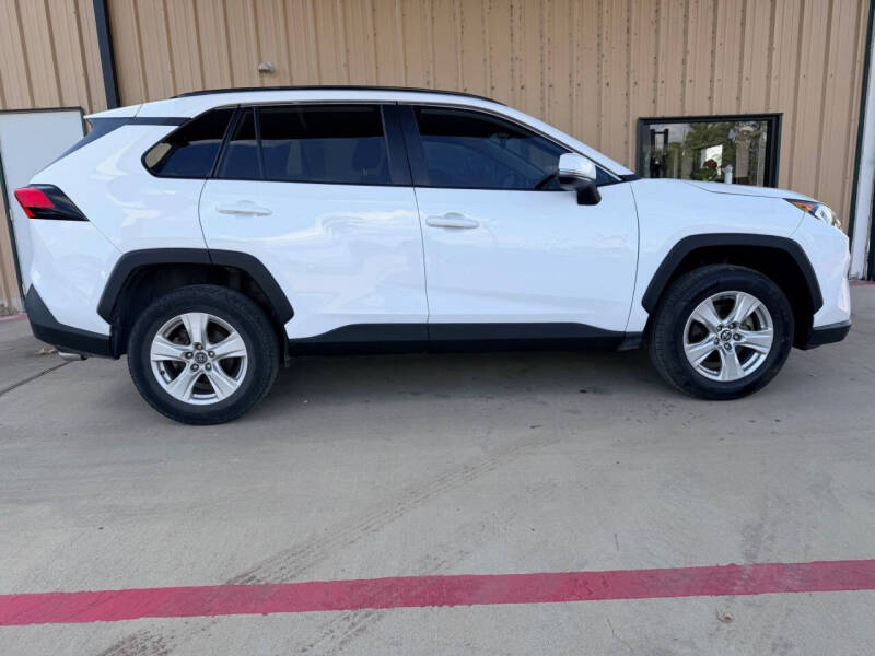2020 Toyota RAV4 XLE's photo
