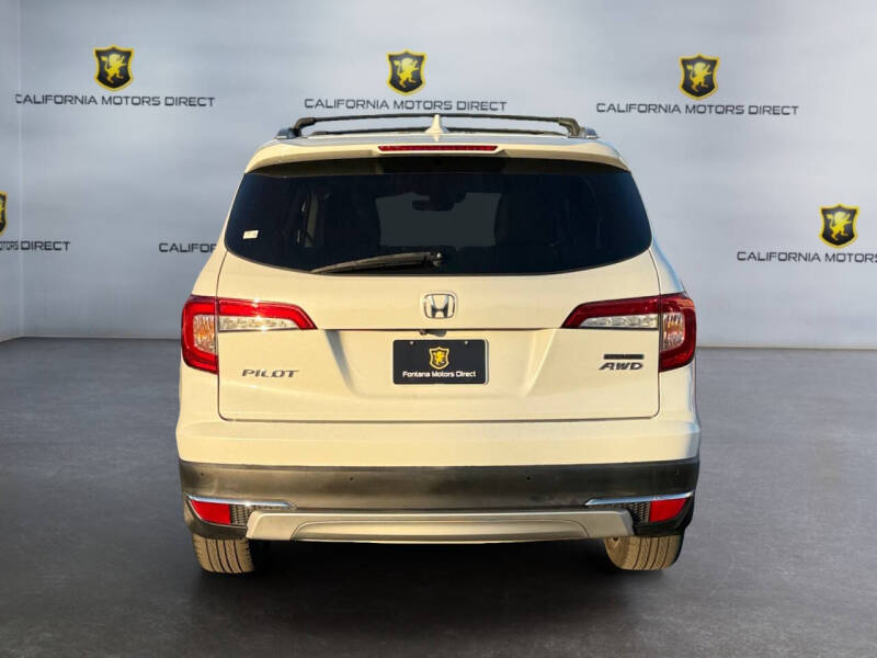 2022 Honda Pilot Touring w/Rear Captain's Chairs