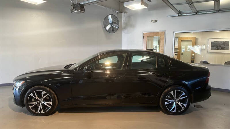 2024 Volvo S60 B5 Core Dark Theme