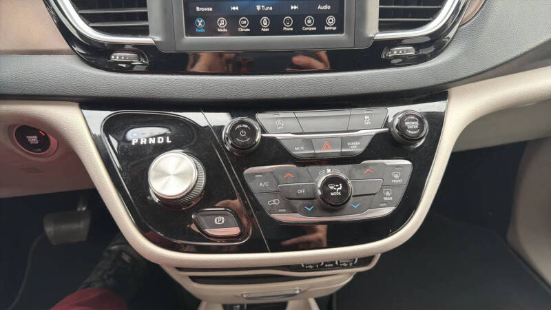 2021 Chrysler Voyager LX