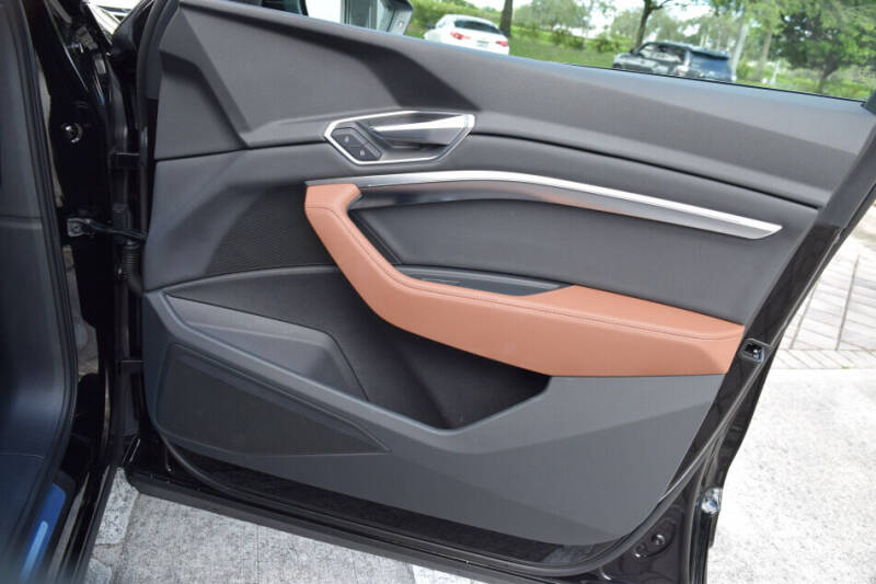 2022 Audi e-tron quattro Premium