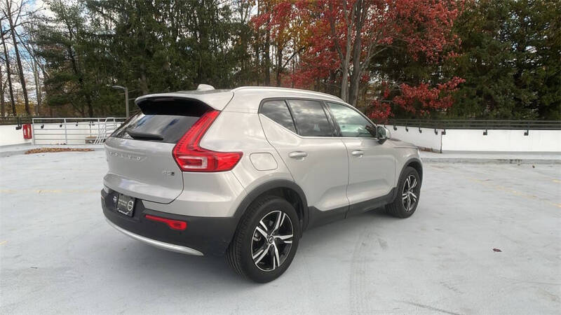 2025 Volvo XC40 B5 Core Bright Theme