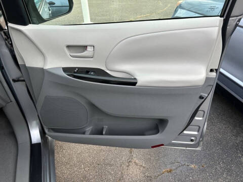 2011 Toyota Sienna LE 7-Passenger