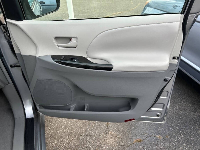 2011 Toyota Sienna LE 7-Passenger