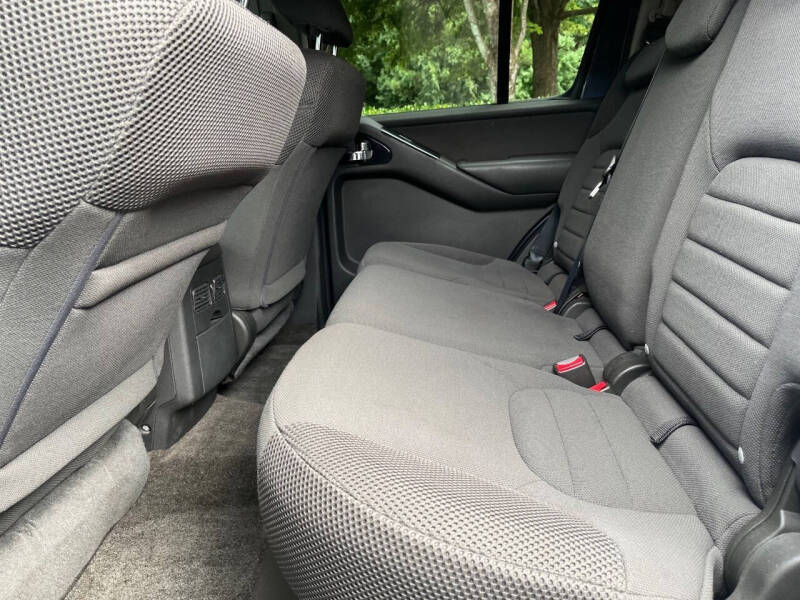 2011 Nissan Pathfinder LE