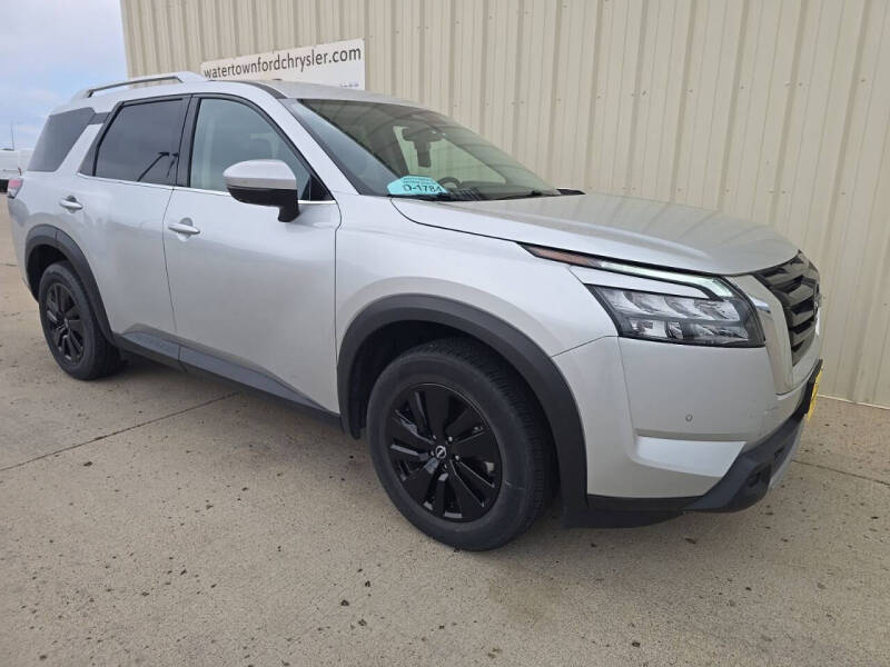 2025 Nissan Pathfinder SL