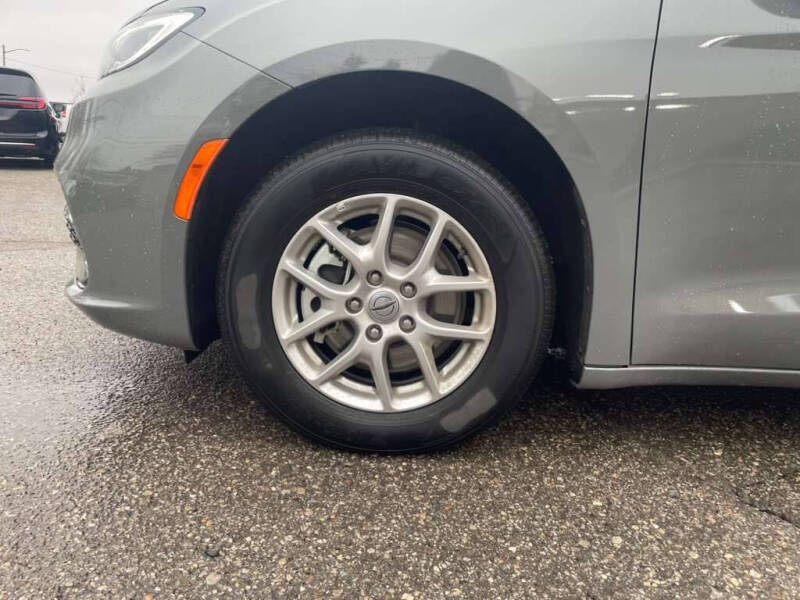 2025 Chrysler Pacifica Select