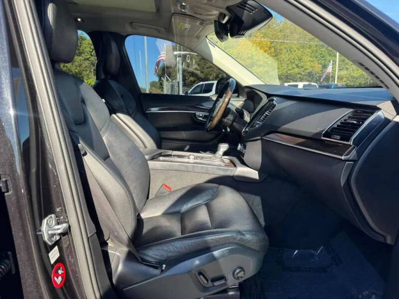 2016 Volvo XC90 T6 Momentum