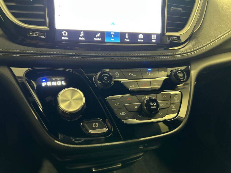 2027 Chrysler Pacifica Select