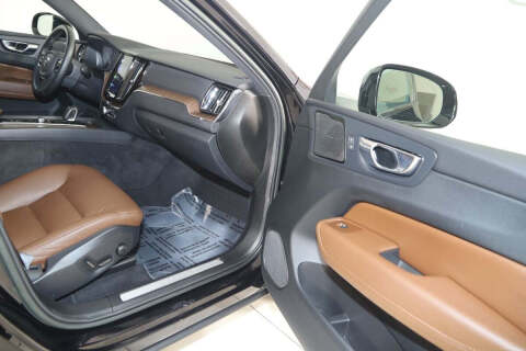 2023 Volvo XC60 B5 Plus Dark Theme