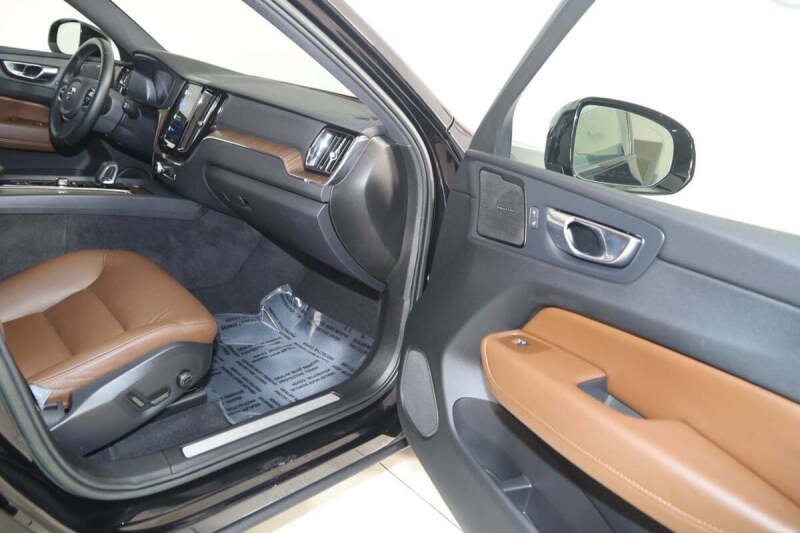 2023 Volvo XC60 B5 Plus Dark Theme