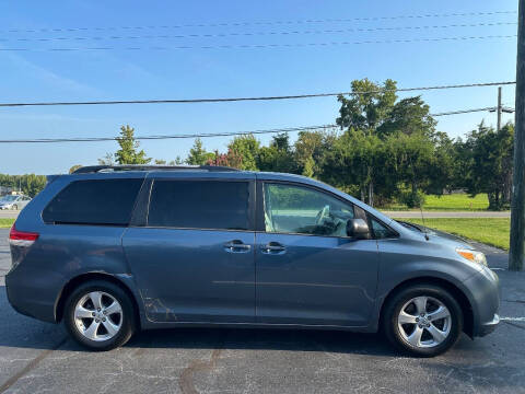 2013 Toyota Sienna LE 8-Passenger