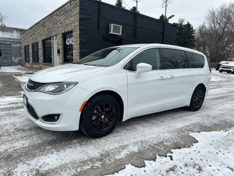 2020 Chrysler Pacifica for sale at Efkamp Auto Sales on 2nd in Des Moines IA