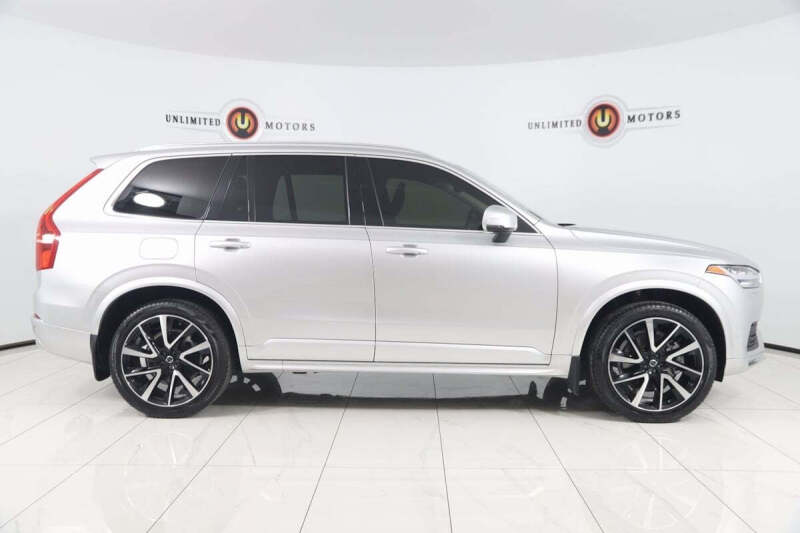 2022 Volvo XC90 T6 Momentum 7-Passenger