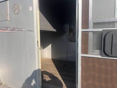 2005 Ponderosa 16 GN Livestock