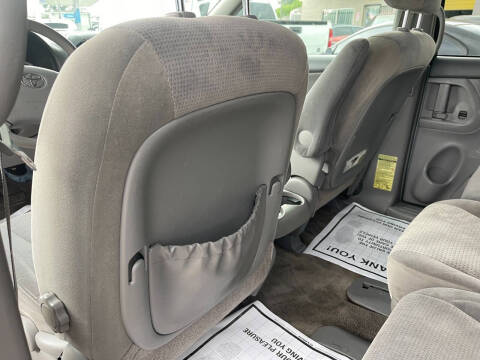 2005 Toyota Sienna LE 8 Passenger