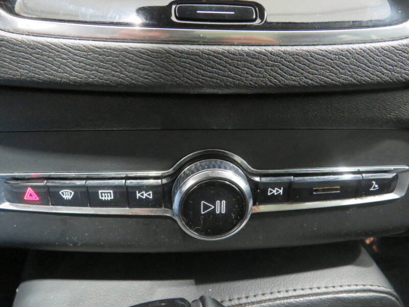 2022 Volvo XC90 T5 Momentum