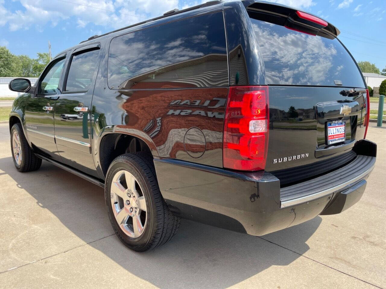 2009 Chevrolet Suburban for sale at Illinois Auto Wholesalers in Tolono, IL