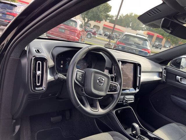 2025 Volvo XC40 B5 Core Bright Theme