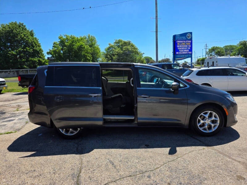 2017 Chrysler Pacifica Touring-L