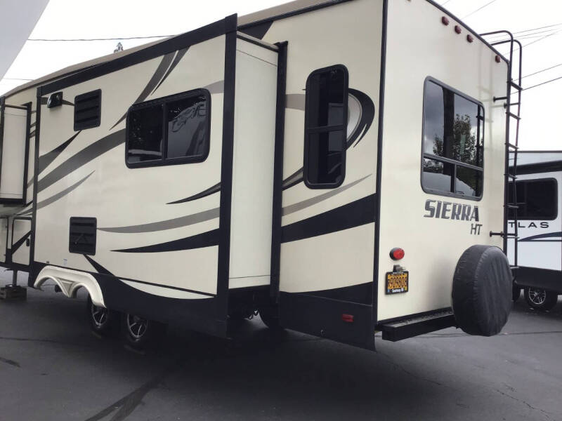 2018 Forest River Sierra 2850RL / 31ft
